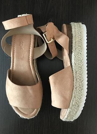 Стильные босоножки на танкетке с плетением wide fit