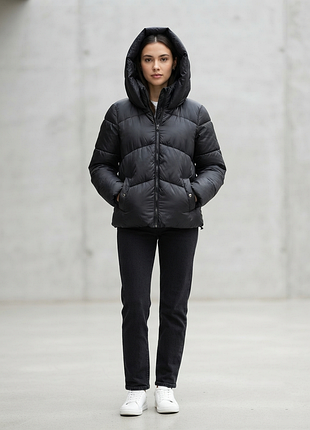 Чорна стьобана куртка vero moda з капюшоном