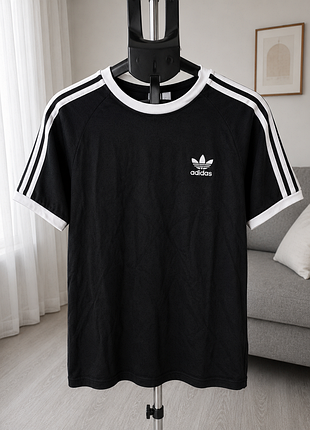 Футболка adidas originals черная с белыми полосками