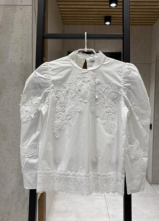 Сорочка zara білого кольору, виконана у романтичному вікторіанському стилі, розмір s
