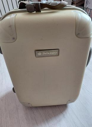 Пластиковий чемодан на колесах deluxury