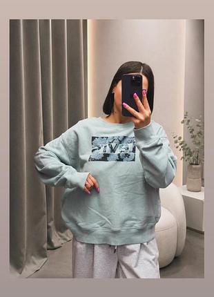 Жіноче худі levi’s в гарному стані на розмір s-m вільно,одягнено на м