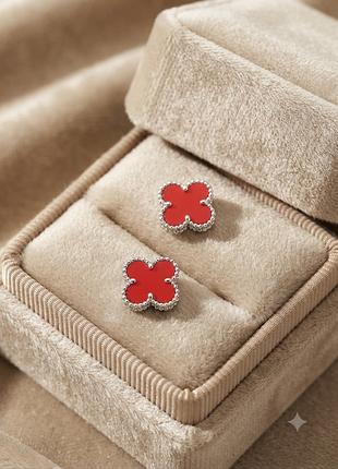Элегантные серьги в стиле van cleef (конюшина) с красной эмалью | медицинская сталь