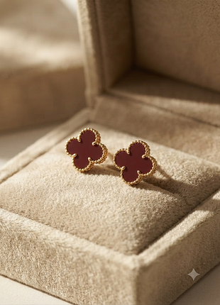 Элегантные серьги в стиле van cleef (конюшня) в золотые с бордовой эмалью | медицинская сталь