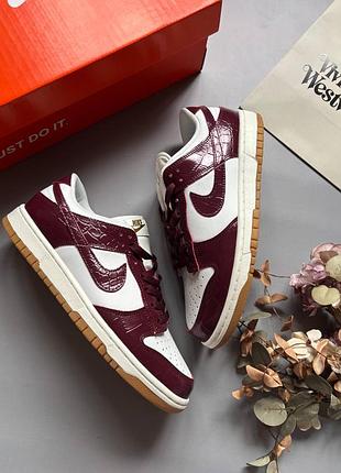 Стильные женские кроссовки nike sb dunk burgundy croc