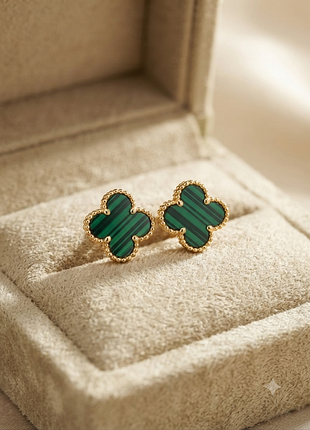 Элегантные серьги в стиле van cleef (конюшина) в золоте с зеленым малахитовым принтом | медицинская сталь