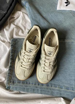 Кроссовкам adidas gazelle indoor в расцветке cloud white/olive strata (светло-бежевый/оливковый). 36 (22.5cm.) 📏 23cm.