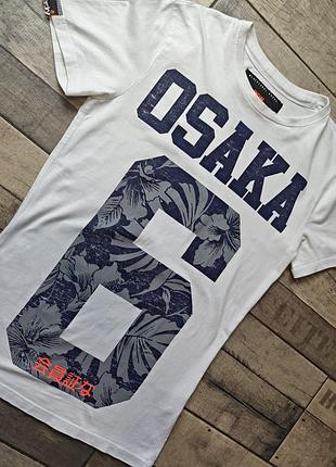 Чоловіча футболка від superdry вирізняється вінтажним принтом «osaka 6» з квітковим візерунком усередині цифри розмір s