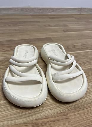 Модные летние тапочки на толстой подошве молочные 41 размер