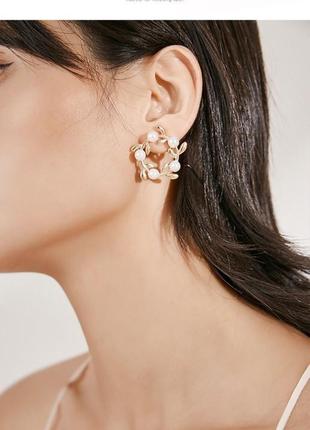 Очаровательные золотистые серьги веночек с жемчужинами