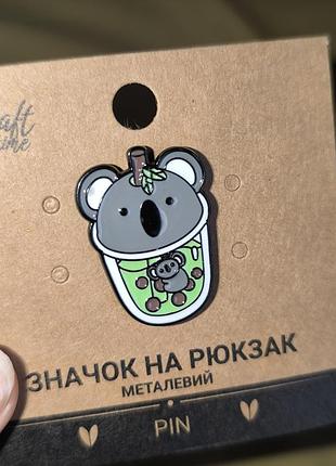 Металевий значок пін коала коктейль