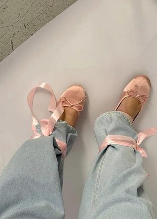 Атласні балетки з стрічками в стилі balletcore