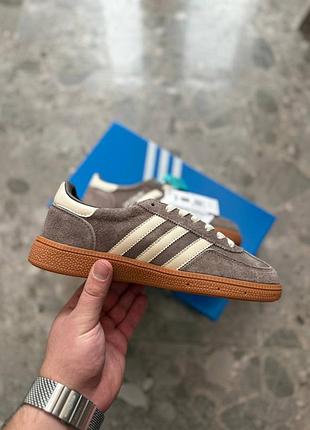Стильні жіночі кросівки adidas spezial beige white