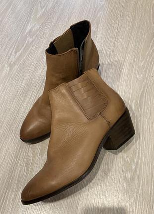 Женские кожаные казаки ботильоны clarks 100% кожа