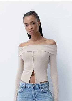 Bershka лонгслів з відкритими плечима та імітацією застібки на ґудзики