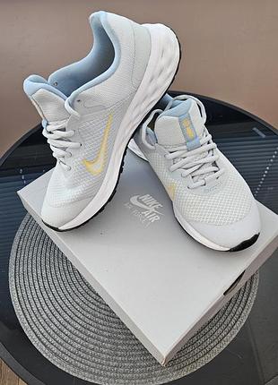 Кроссовки женские nike нежно голубого цвета, размер 37.5, по стельке 24.5см, для бега для спорта и так носиться несколько раз.