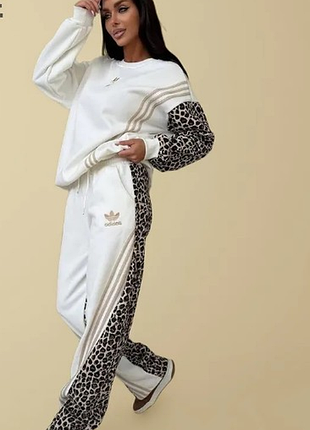 Женский спортивный костюм