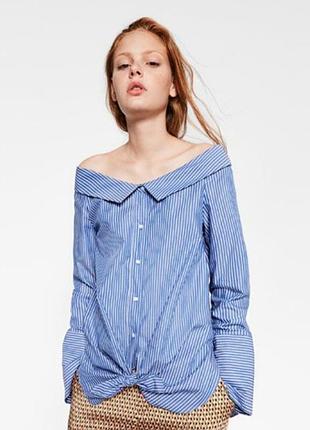Сине-белая полосатая рубашка с открытыми плечами от бренда zara в размере xs