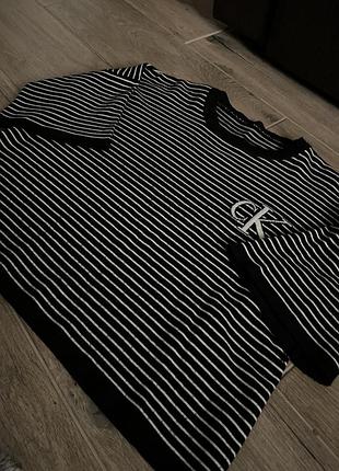 Жіноча футболка від бренду calvin klein
