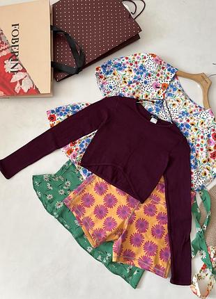 Укорочений лонгслів zara бордового кольору виконаний з трикотажу в рубчик і має округлий виріз горловини