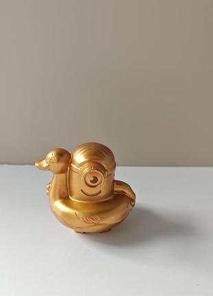 Mcdonalds minion sammlerfigur mit enten-schwimmreifen / 2019 / gold-farben
