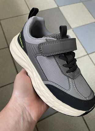 Кросівки для хлопчика 32-37 рр., сірі з чорним, не промакають.