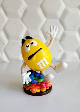 Дитяча іграшка діспенсер для цукерок жовтий  m&m's іграшкова фігурка