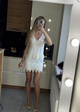 Стильная короткое платье  сарафан с кружевом guess