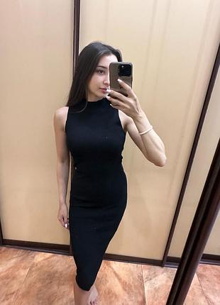 Чорна трикотажна сукня міді
