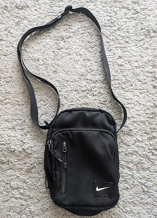 Сумка nike tech small, состояние отличное, 23 х17 х 7 см.