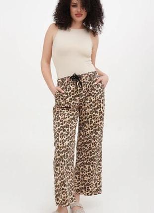 Жіночі джинси wide leg в леопардовий принт