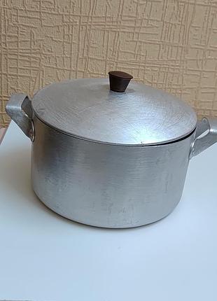 Кастрюля из алюминия,на 2.5 л.