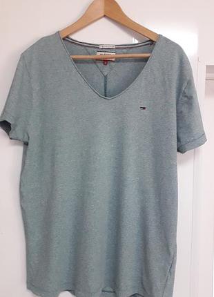 Тоmmu hilfiger 
denim 
40/l/48
футболка
ширина плечіс40см
напівобхват  грудей 56см
довжина 73см
100% бавовна

дуже хороший стан без слідів носіня