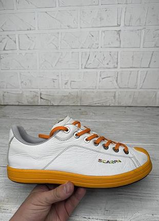 Удобные кожаные кроссовки scarpa