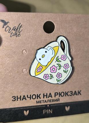 Металевий значок пін каченя в чашці