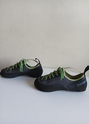 Скельні туфлі,скельнікі decathlon .37 розмір