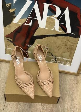 Жіночі бежеві босоніжки на підборах zara з плетеним ефектом