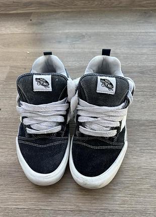 Vans knu skool у класичному забарвленні black / true white.