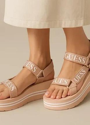 +3                    женские сандалии на платформе guess avin бежевого цвета с логотипом