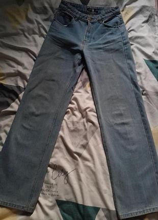 Голубые джинсы прямого кроя boohoo