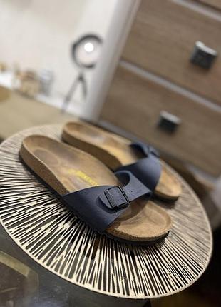 Шльопанці від бренду birkenstock