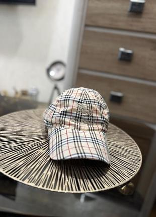 Кепка від бренду burberry