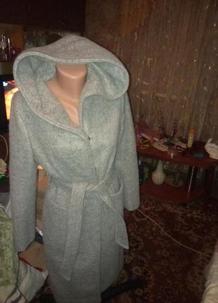 Пальто с капюшоном .