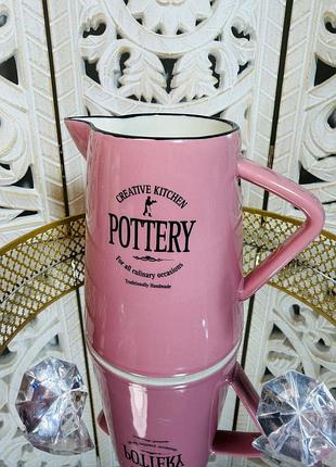 Розовый керамический кувшин с черной надписью «creative kitchen pottery»