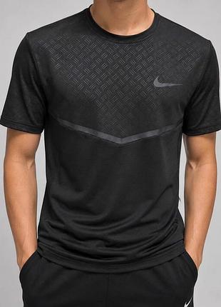 Футболка nike tech dryfit. легка спортивна модель із сучасним дизайном та технологічною тканиною.