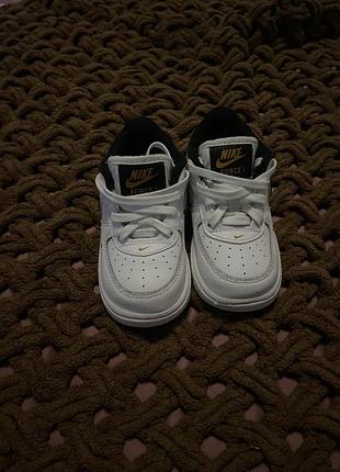 Ці дитячі кросівки nike air force 1 lv8