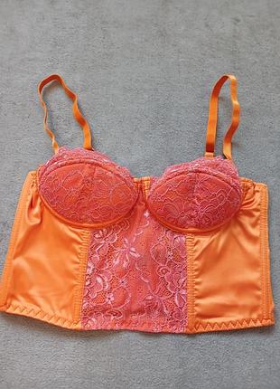 Помаранчевий корсетний топ від urban outfitters має контрастні мереживні вставки на чашках та по центру, розмір xs