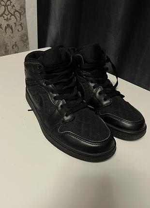 Жіночі чорні кросівки nike air jordan