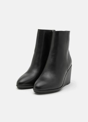 Зображенні представлені жіночі чорні ботильйони на танкетці (wedge ankle boots) від бренду anna field.