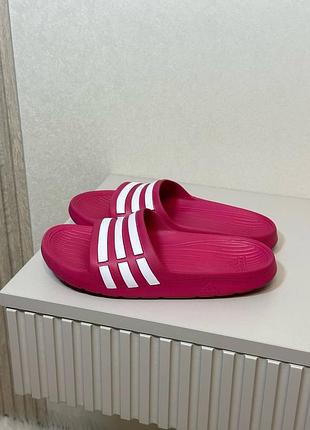 Шльопки adidas, стан ідеальний, розмір 36(23 см)